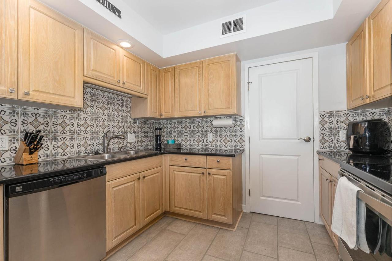 Large, Stunning Elvis Themed Condo,10 Min From Cvg Флоренс Екстер'єр фото